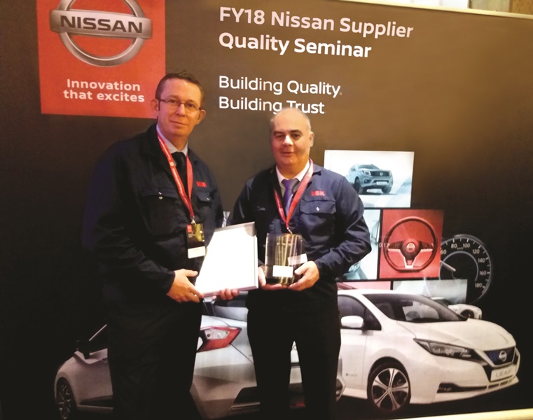 John Rafferty, Hub III Section Leader, e Ian Jackson, Quality Assurance Manager, hanno ricevuto il premio di qualità Nissan per contro dello stabilimento di NSK a Peterlee