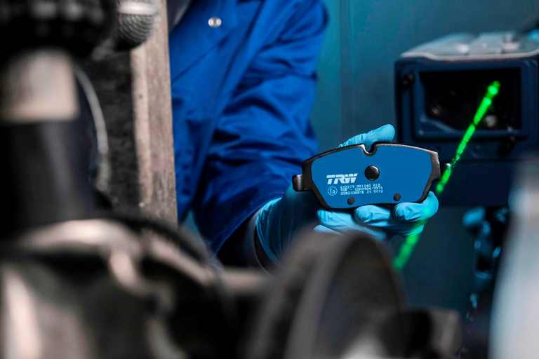 Le pastiglie freno TRW Electric Blue sono disponibili per il 92 % dei veicoli ibridi e il 97% dei veicoli elettrici europei. 
