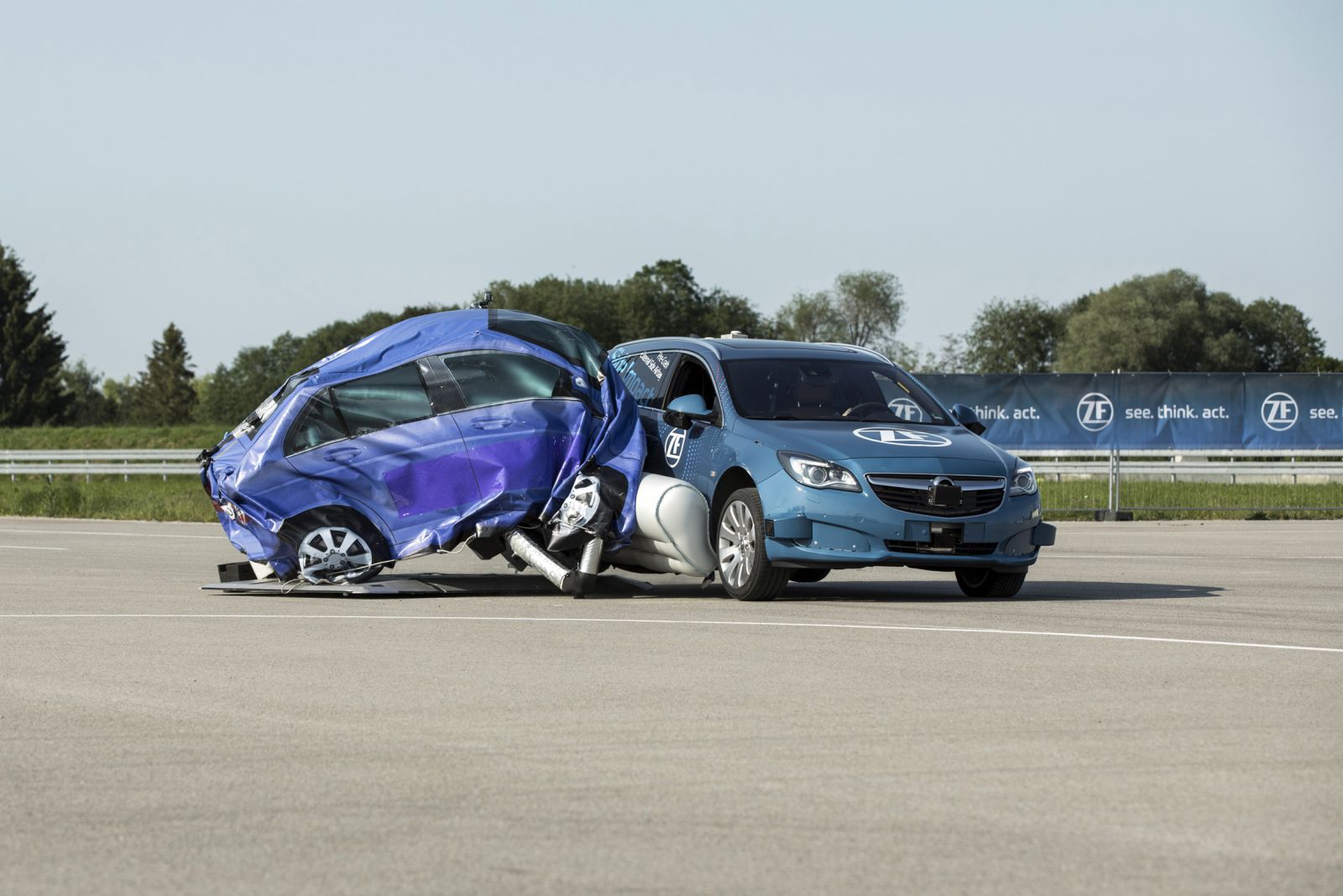 ZF ha presentato il primo sistema al mondo di sicurezza degli occupanti pre-impatto con un airbag laterale esterno in grado di intervenire prima della collisione. Aiuta a ridurre fino al 40 per cento la gravità delle lesioni dei passeggeri per le collisioni con impatto laterale 