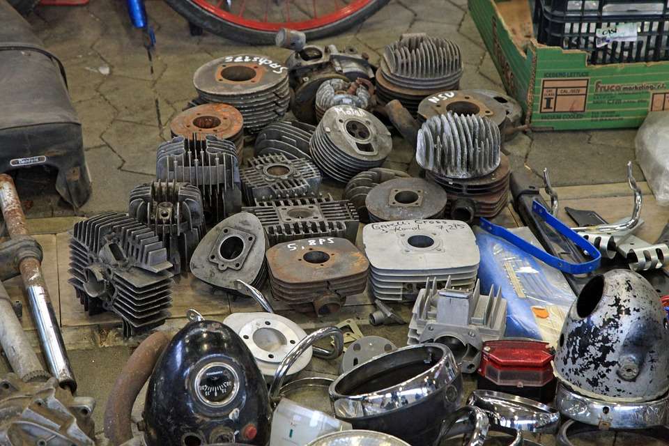 Officina sarda scoperta a smaltire ricambi senza autorizzazione: denunciato dai Carabinieri 