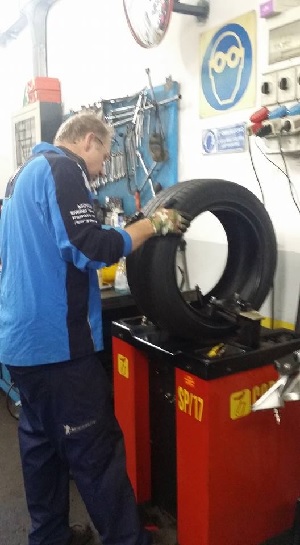 Aggiustare gomma auto