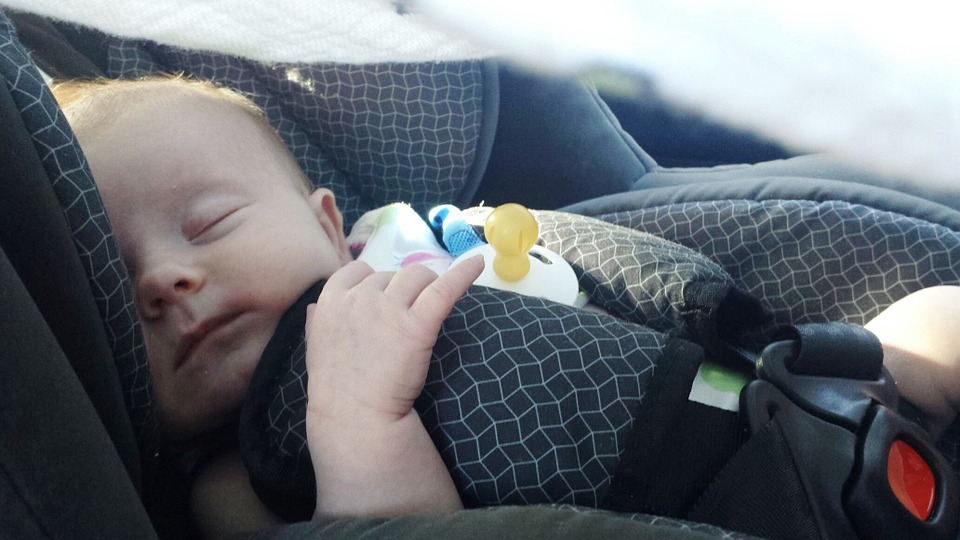 bimbo che dorme nel seggiolino