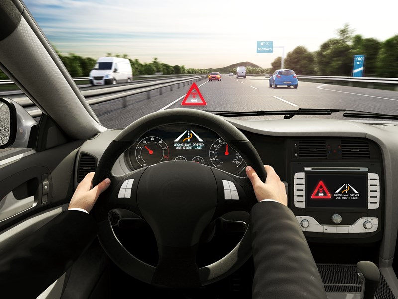 In pochi secondi le app per smartphone avvisano il guidatore che imbocca la strada contromsenso e gli utenti nelle vicinanze