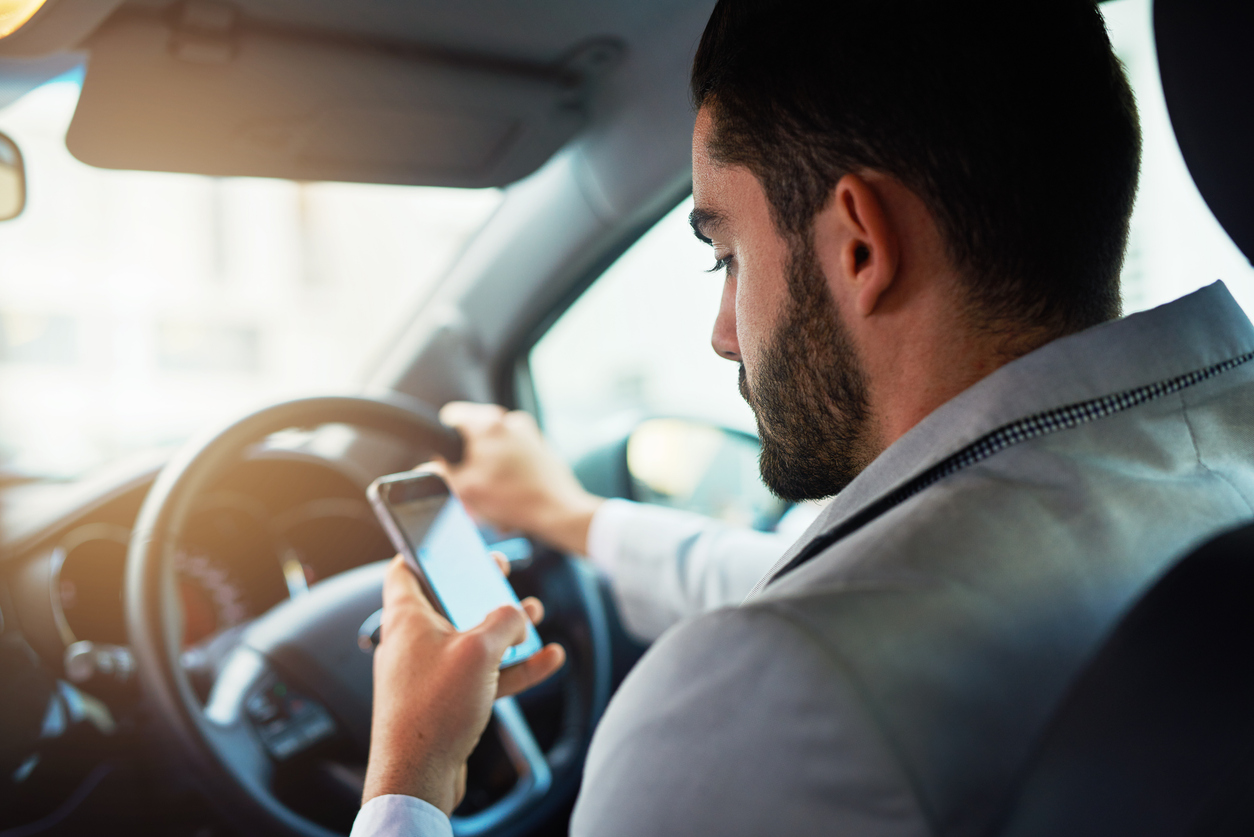 Quali sono i  rischi dell'utilizzo degli auricolari durante gli spostamenti in auto?