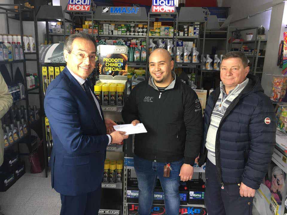 Da sinistra a destra: Luigi Vampore (direttore generale Inforicambi), Luigi Di Donna (Autoricambi Sprint - vincitore IR QUIZ), Donato Grasso (titolare di Autoricambi Sprint)