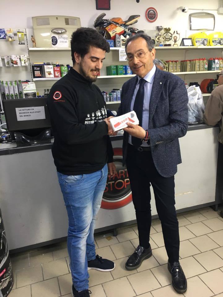 Antonio Salvati, collaboratore della Don Pasquale Autoricambi, ritira il premio (a nome di Mario Nocera) consegnato da Luigi Vampore