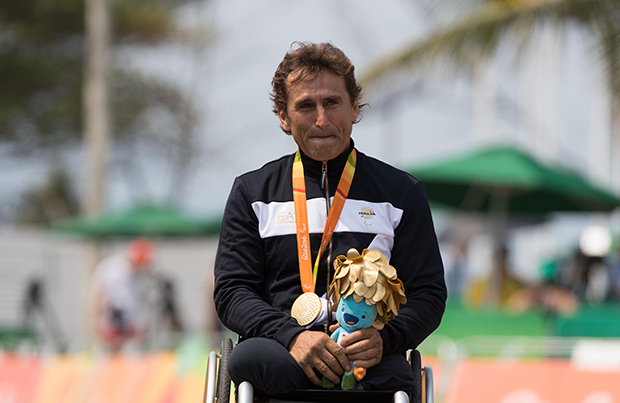 Alex Zanardi conquista la medaglia d'oro ai Giochi Paralimpici