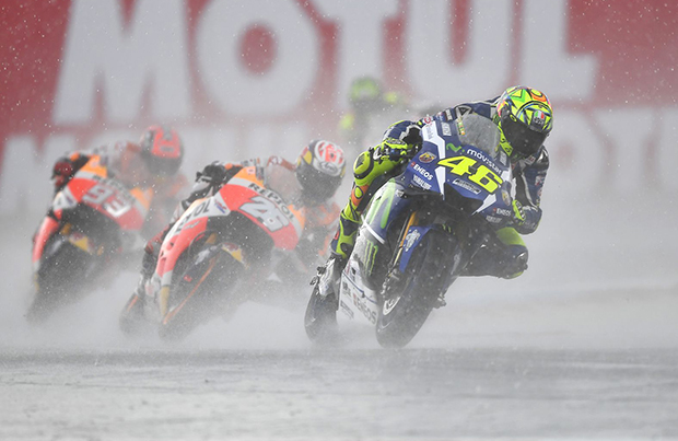 Valentino Rossi cade sotto la pioggia di Assen