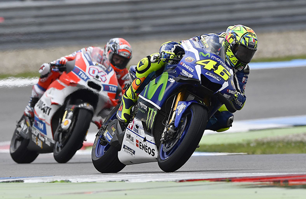 Valentino Rossi cade sotto la pioggia di Assen