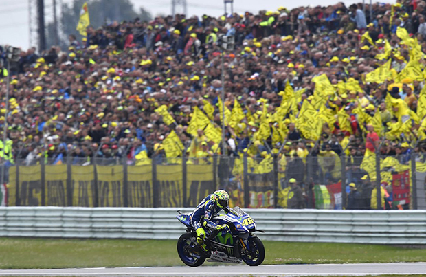 Valentino Rossi cade sotto la pioggia di Assen