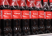 Coca Cola cambia faccia. Bottiglie senza logo ma con nomi e soprannomi