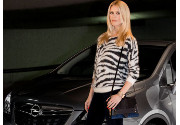 Claudia Schiffer è il nuovo volto del marchio Opel
