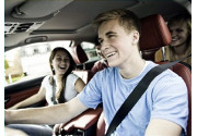 Gli italiani e la seduzione in auto: chi ci distrae in auto e ci fa “perdere” la strada