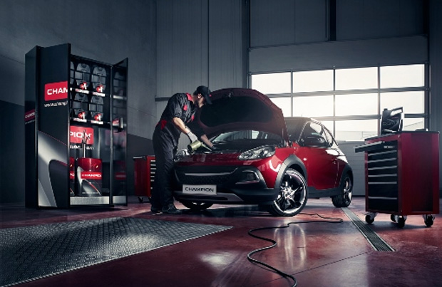 Vuoi un motore pulito e efficiente? C’è il nuovo lubrificante Champion