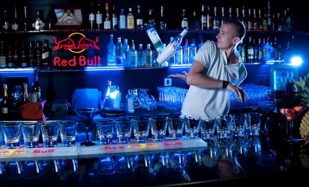 Se fai il barman acrobatico guadagni 400 euro a serata