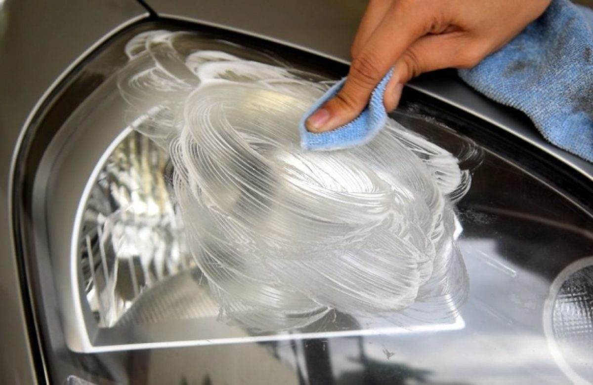 Come pulire i fari dell'auto opacizzati con il “dentifricio”