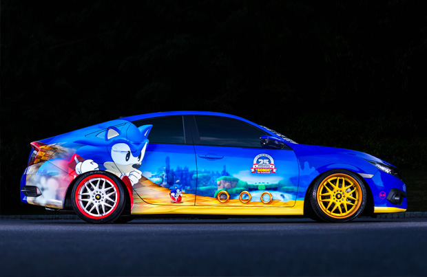 Sonic the Hedgehod a bordo della sua Honda Sonic Civic