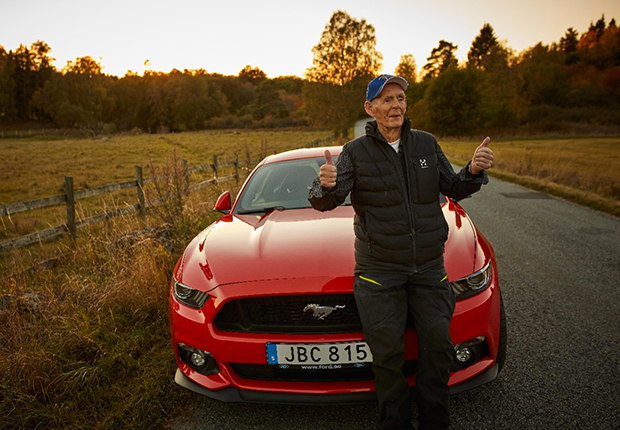 A 97 anni si regala una Ford Mustang