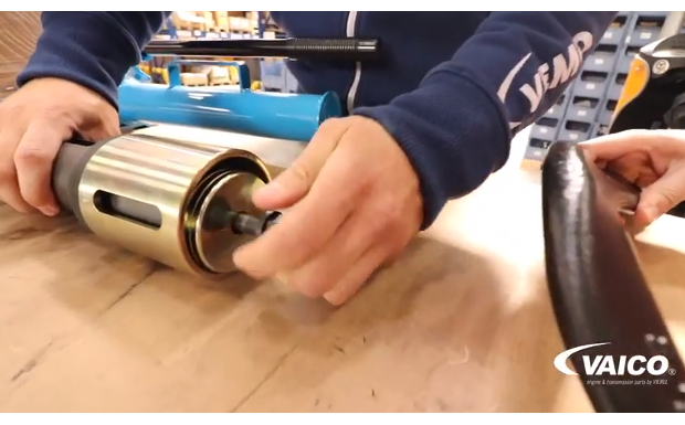 VAICO Tausch eines defekten Querlenker-Lagers // V99-1020.