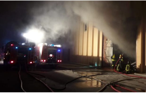 Pomezia: travolto dalle fiamme un capannone di ricambi auto
