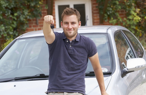 Auto: a che età la si compra?
