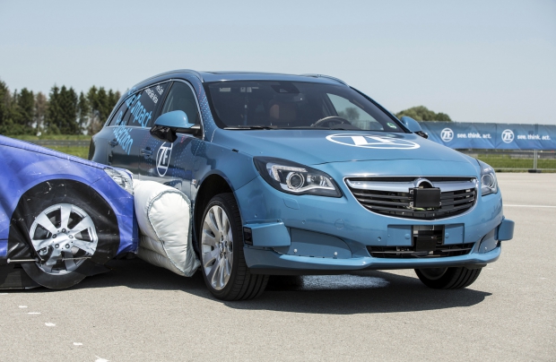 ZF e il primo sistema al mondo di airbag laterale esterno pre-crash