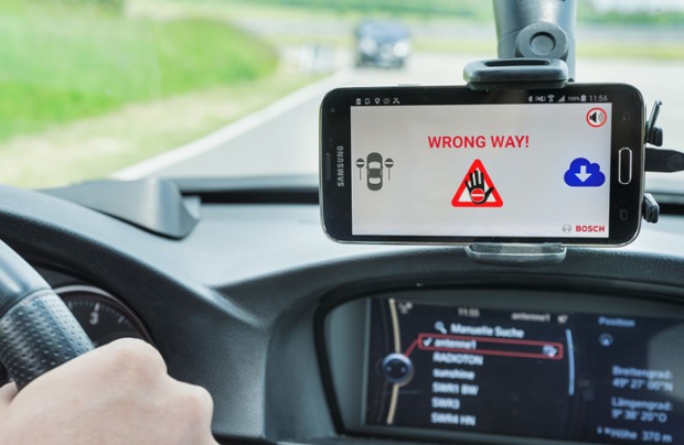 Guida contromano, il wrong-way driver warning di Bosch sbarca in Italia