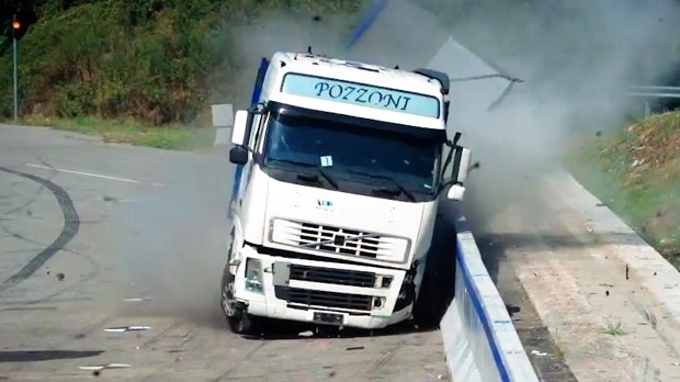 Il crash test sulla nuova barriera spartitraffico in calcestruzzo è stato superato.