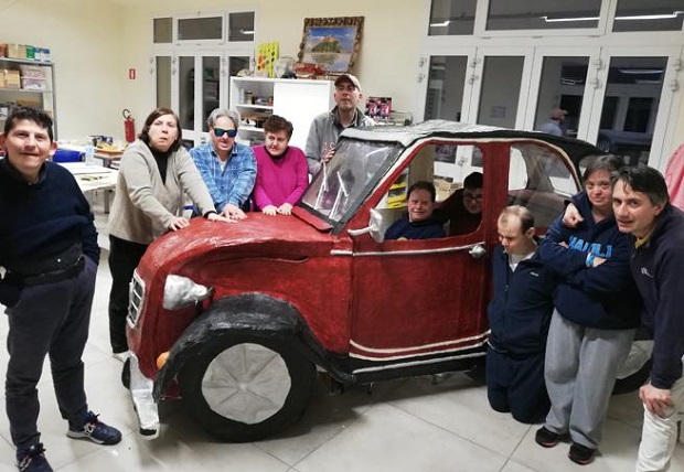 Carnevale 2020: l’auto in cartapesta dei ragazzi disabili di Reggello.
