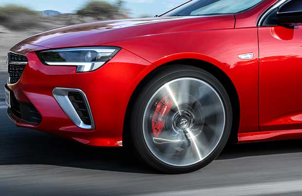 Opel punta sulla sicurezza di guida con gli ADAS