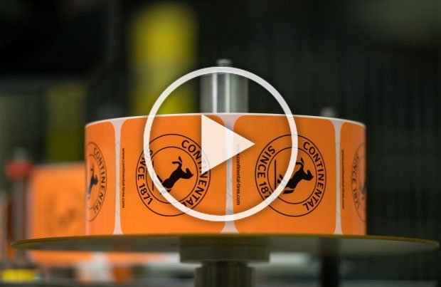 Continental riduce la produzione di plastica dimezzando  il numero di adesivi per pneumatici