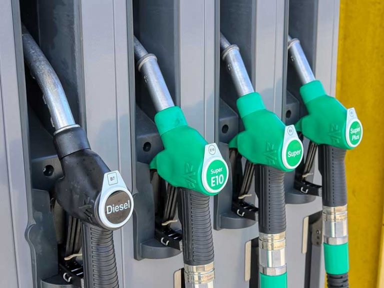 Prezzo della benzina: continua il calo