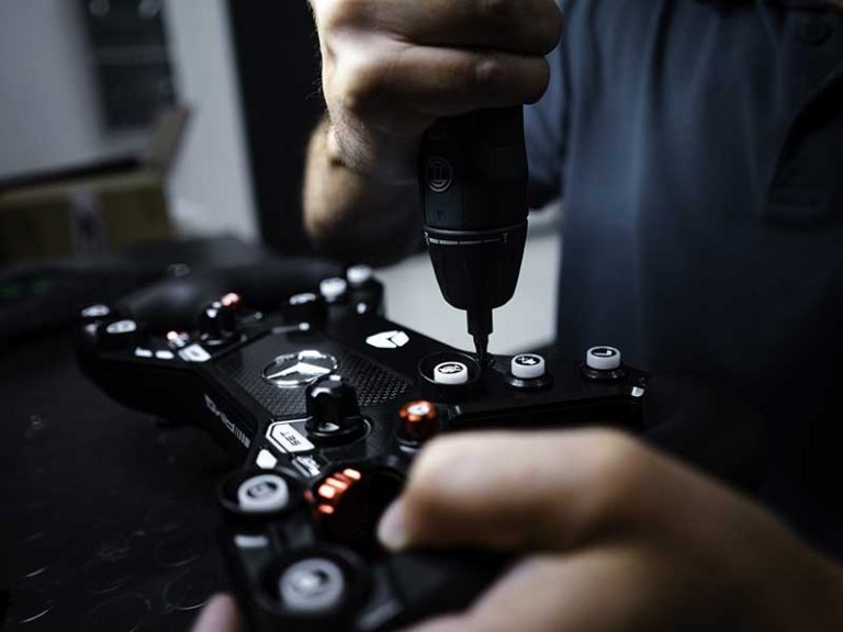 Volante per Sim Racing Cube Controls: una nuova partnership con Mercedes-AMG