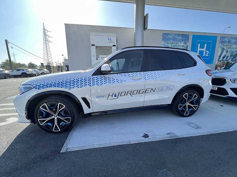 Idrogeno, la vera alternativa all’elettrico: prova della BMW iX5 Hydrogen
