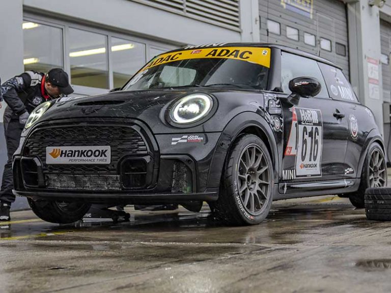MINI John Cooper Works: debutta il nuovo logo