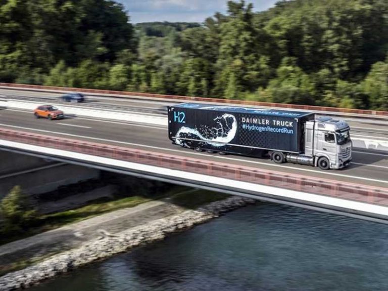 Idrogeno: record di autonomia per un Truck Daimler
