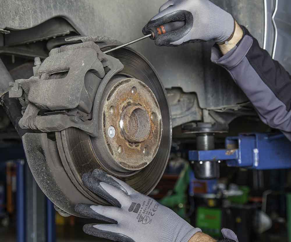 Come sostituire i freni auto e pastiglie