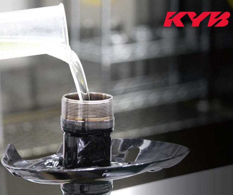 KYB lancia il rivoluzionario fluido idraulico sostenibile