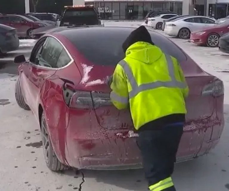 Tesla bloccate dal freddo: il post diventa virale!