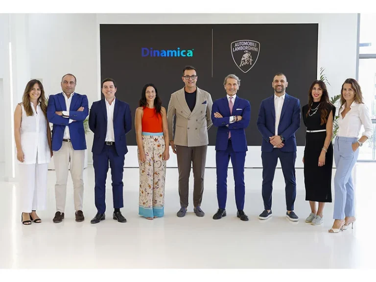 Dinamica veste gli interni della Lamborghini Revuelto