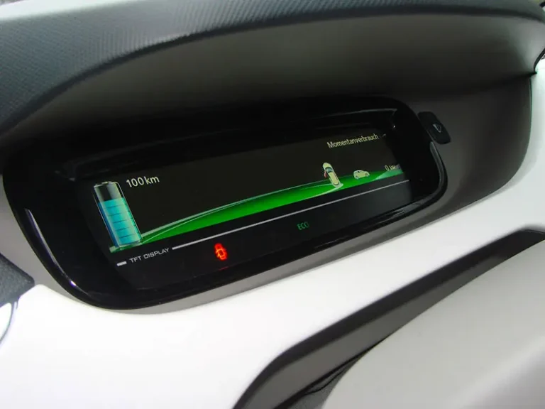 Dal 2025 le auto elettriche saranno protagoniste? Ombre e dubbi sul futuro della mobilità