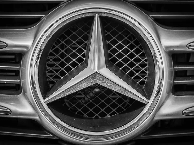 Mercedes-Benz taglia le stime per la Cina: crollo in Borsa