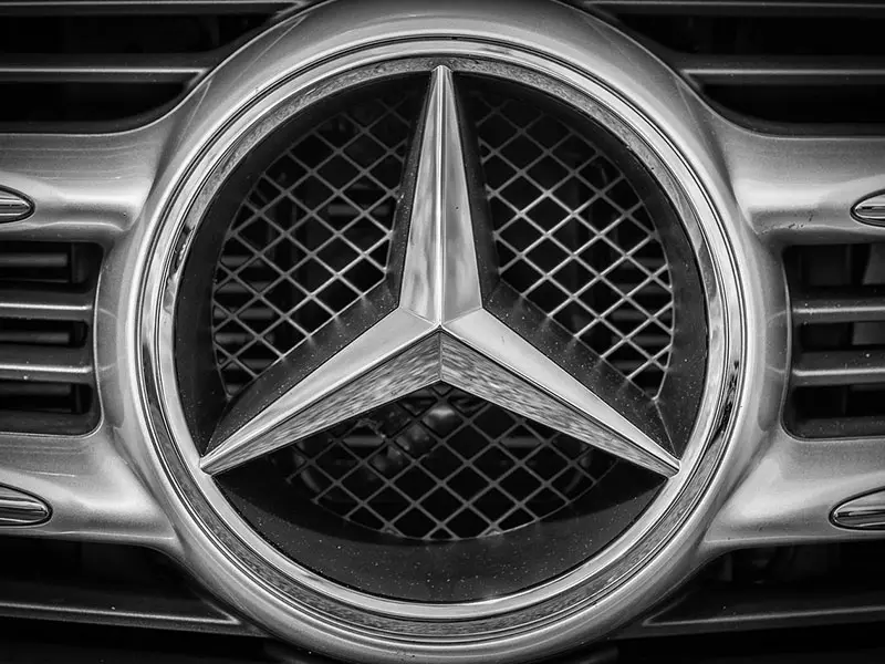 Mercedes-Benz taglia le stime per la Cina: crollo in Borsa