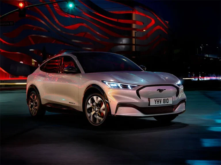 Ford Mustang Mach-E, il SUV elettrico con il DNA sportivo