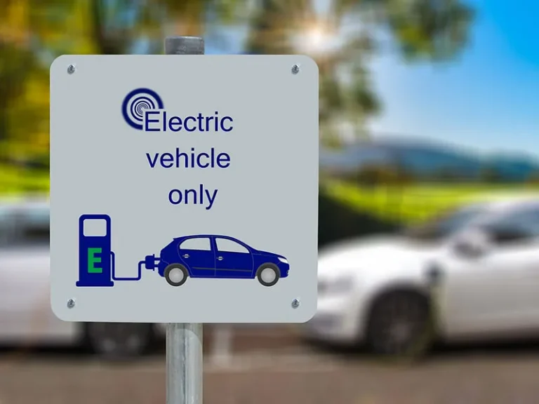 Transizione all’auto elettrica: rottamare diesel e benzina 7 volte più velocemente