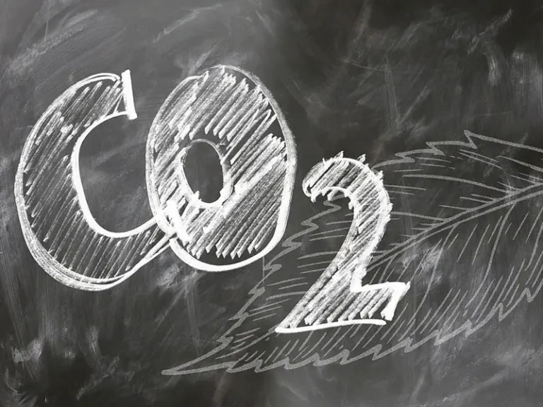 Emissioni di CO2, entro il 2025 multe dall’UE ai costruttori di auto