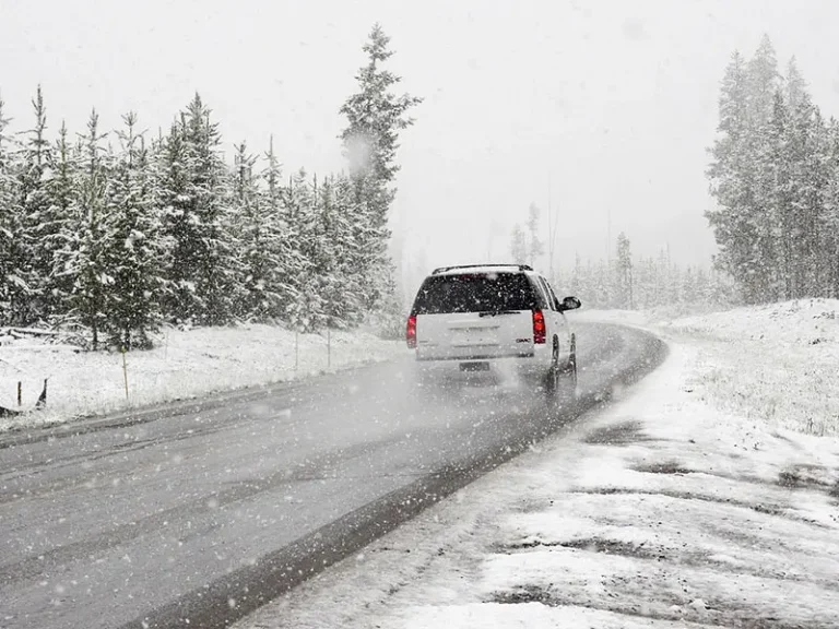 Come si guida in caso di neve o ghiaccio