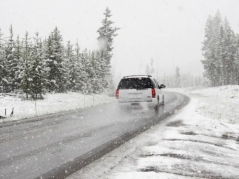 Come si guida in caso di neve o ghiaccio