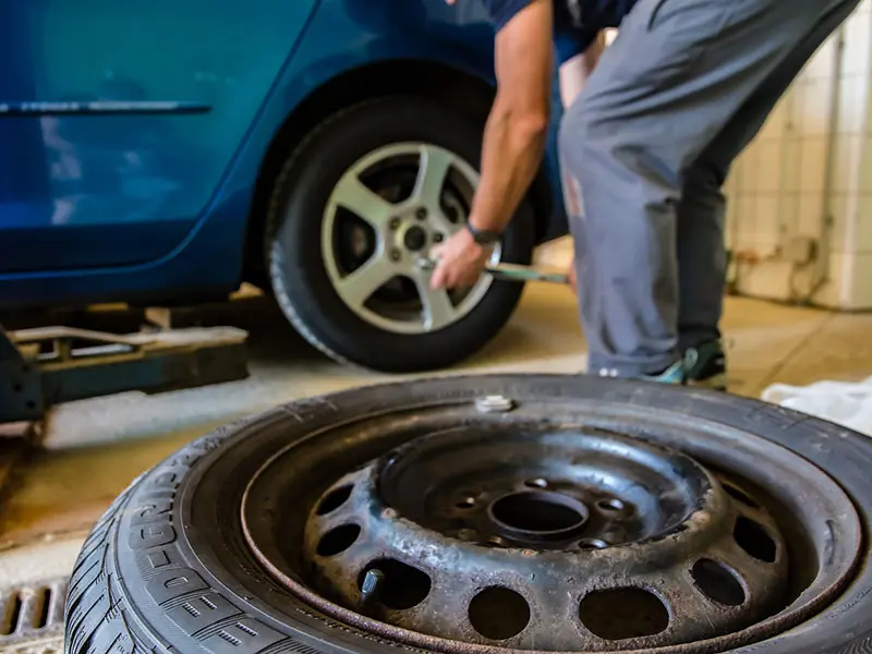 Cambiare le gomme da soli: si può fare, ma con sicurezza