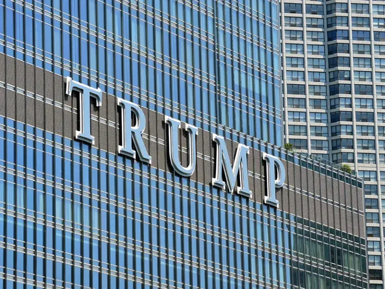 Dazi imposti da Trump: rincari fino a 3.000 euro per le auto nel 2025